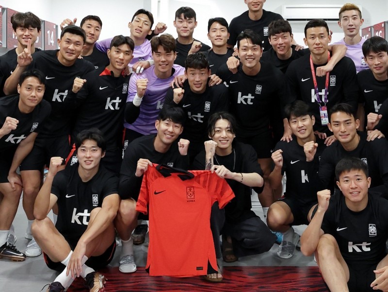 Jungkook (BTS) mặc áo đội tuyển bóng đá quốc gia khi trở về Hàn Quốc