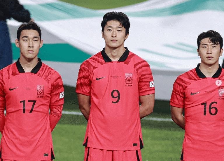 Cầu thủ Hàn Quốc tại World Cup gây sốt vì ngoại hình như diễn viên
